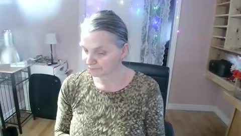 chealsiek online show from April 17, 10:45 pm