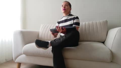 Regina Phalange online show from November 18, 8:56 pm