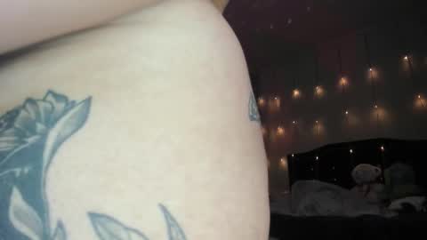  dayis independent model  online show from October 24, 11:05 pm