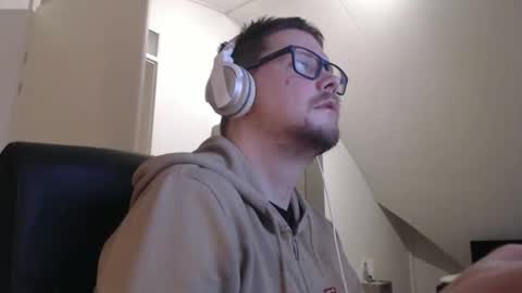 chillzonecam online show from March 6, 6:40 pm