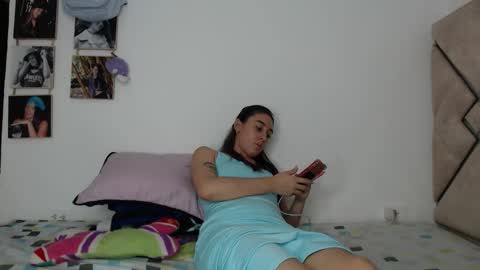 Snapshot of chloe_vahos chatting on October 21, 9:18 pm Chloe online show from October 21, 9:18 pm