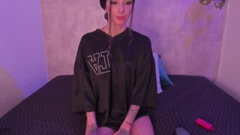 Snapshot of chloeaddamss chatting on January 30, 8:11 am  3 online show from January 30, 8:11 am