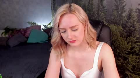 Chloe Deccker online show from May 18, 2:21 am