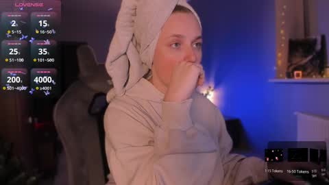 chloegins online show from December 10, 7:54 pm