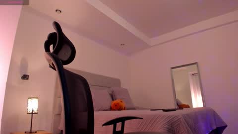 chrismorgan24 online show from December 5, 2:11 am