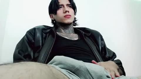 Snapshot of chriss_opp chatting on March 3, 4:47 am CHRIS  INDEPENT MODEL online show from March 3, 4:47 am