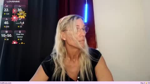 Snapshot of christinabruce chatting on October 17, 6:23 pm Chris Tina Bruce online show from October 17, 6:23 pm