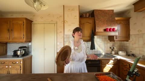 Claire Moulin online show from March 18, 10:21 am