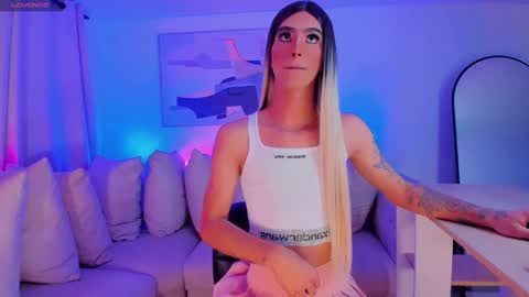 CLOE REMINTON online show from January 4, 11:54 am