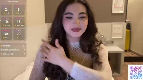 Yumi online show from April 11, 12:15 am