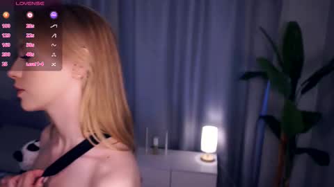 Snapshot of constanceglascov chatting on October 27, 6:35 am Hello im Sofia Welcme to my room .More hugs and kiss for you online show from October 27, 6:35 am