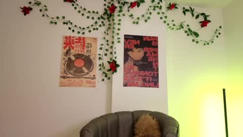 Coralie Bronson online show from May 21, 3:35 am