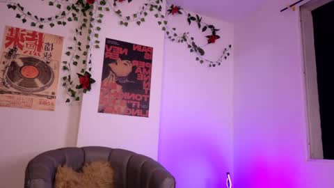 Coralie Bronson online show from May 19, 2:07 am