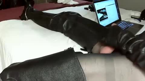 Snapshot of corsetnboots chatting on December 7, 9:22 am corsetnboots online show from December 7, 9:22 am