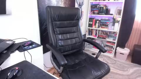 Twitter Christinne p online show from April 25, 8:49 am