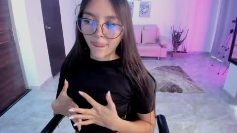 Bella Fox online show from April 2, 3:30 pm