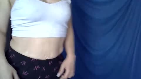 cutie_bee online show from May 21, 7:26 am
