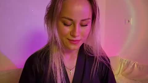 cutie_xoxo_ online show from June 19, 8:15 pm