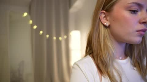 EMILY online show from December 1, 4:32 pm