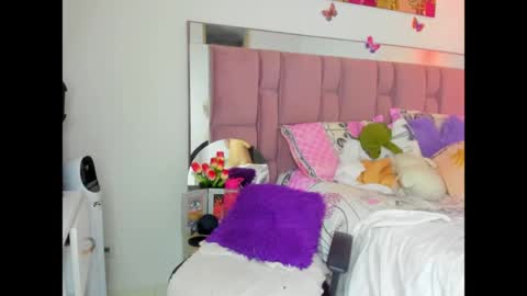 cynthiaa33 online show from April 24, 6:15 am