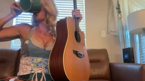 Snapshot of daisy9kat chatting on October 22, 3:03 pm Daisy137 online show from October 22, 3:03 pm