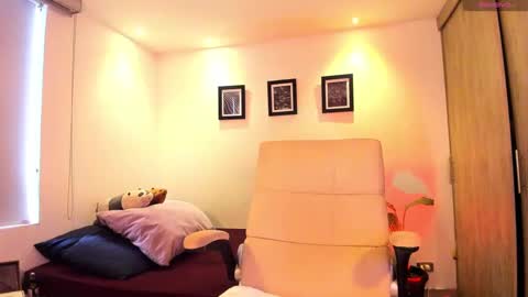 Almendra online show from December 19, 3:30 pm