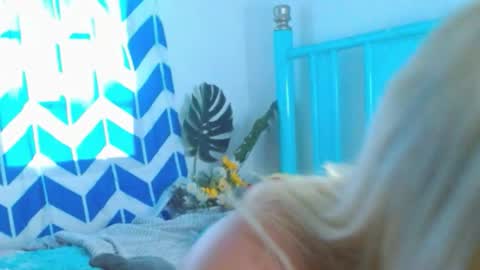 damn_milaa online show from April 23, 5:47 pm