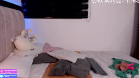  independent model   online show from September 25, 3:02 am