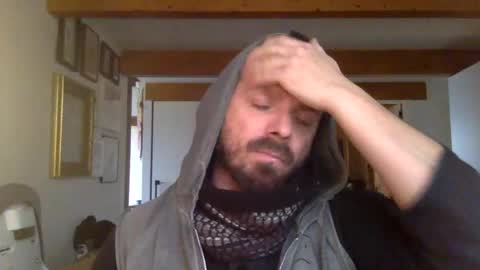 Snapshot of deivitzzz chatting on February 12, 9:42 am Hermes online show from February 12, 9:42 am
