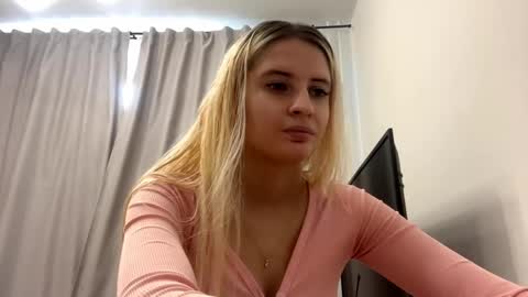 Amelia online show from May 28, 1:09 pm