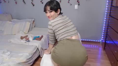 Snapshot of deni_bloom chatting on December 20, 2:30 am Denisse    schedule Monday to Friday 1300-1900 mexican time Saturday-maybe it could be a surprise IDEPENDENT MODEL online show from December 20, 2:30 am