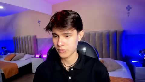 derek_sinn online show from April 18, 8:09 pm