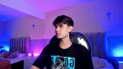 derek_sinn online show from April 21, 1:42 am