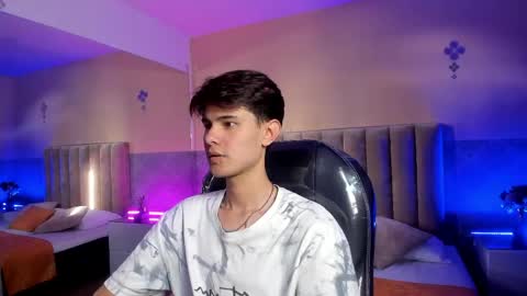 derek_sinn online show from April 16, 9:39 pm