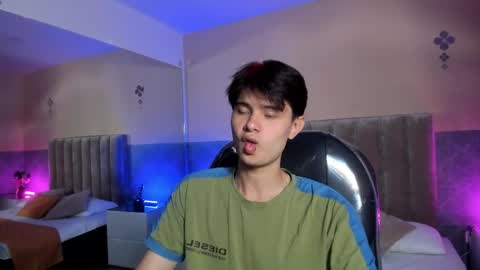 derek_sinn online show from April 22, 8:16 pm