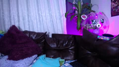 Independent model online show from January 2, 4:52 am