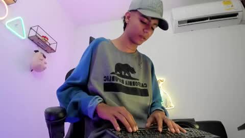 dikey_18 online show from December 13, 9:41 pm