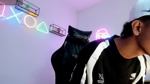 dikey_18 online show from January 30, 9:14 pm