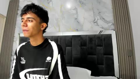 dikey_18 online show from September 24, 8:15 pm