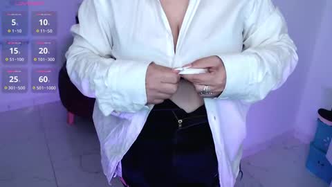 Snapshot of diva_milf chatting on February 14, 11:09 pm Diva online show from February 14, 11:09 pm