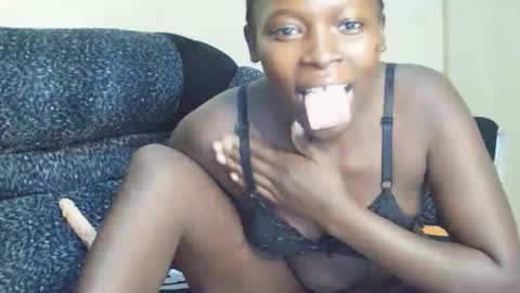 divineassgoddess online show from April 16, 1:06 am