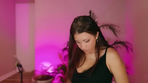 DivineLynn online show from April 8, 1:25 pm