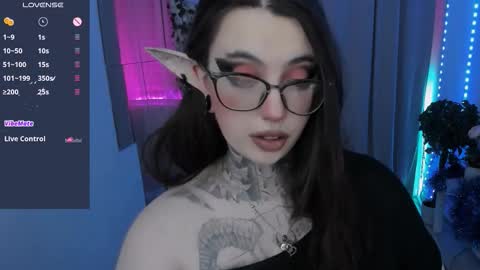 dixipixi_ online show from January 9, 5:57 am