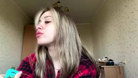 Mia online show from April 22, 8:10 am