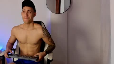 dominyck_ online show from May 5, 5:57 am