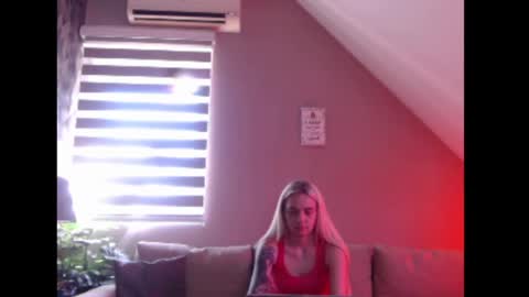 A girl online show from June 26, 7:25 am