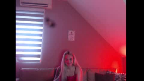 A girl online show from January 19, 8:02 am