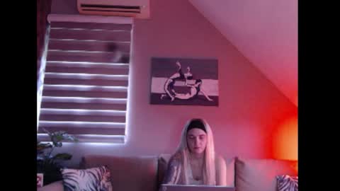 Snapshot of dreamcatcherfantasy chatting on October 22, 7:22 am A girl online show from October 22, 7:22 am