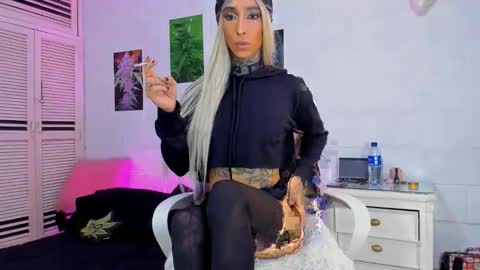 drippyorlove online show from December 18, 2:12 pm