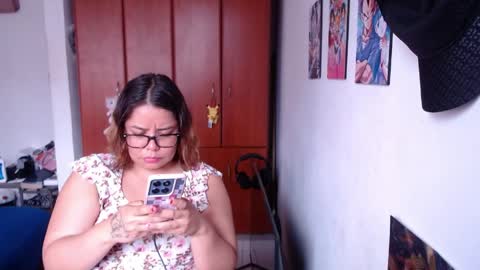 eimy_saenzz online show from April 19, 6:10 pm